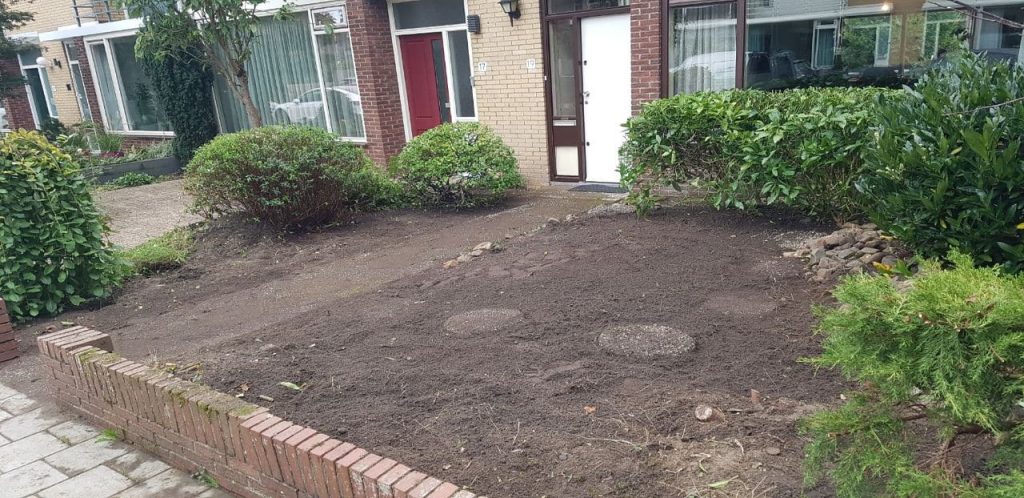 Beplanting verwijderd t.b.v. verkoop woning